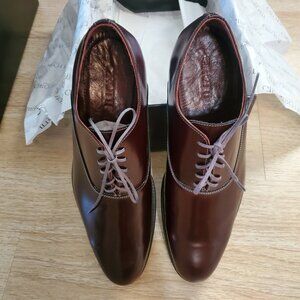 1 pair BURGUNDY plain toe Oxford dress shoes, in leather with composition soles